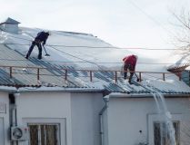 Чистка крыши от снега и наледи - фото