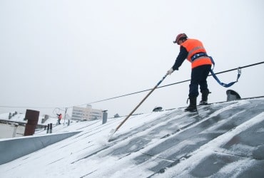 Очистка кровли крыши от снега и мусора